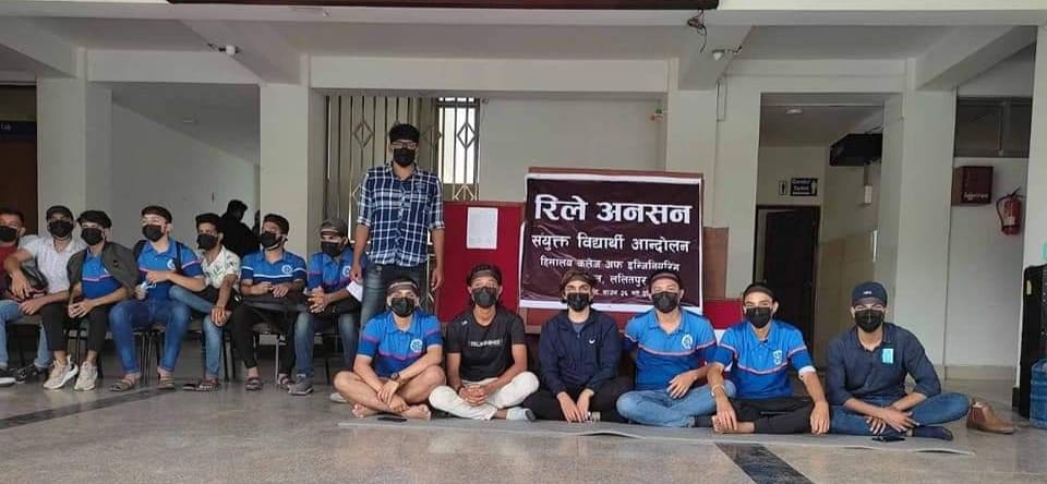 कलेजले पूरा शुल्क मागेपछि हिमालय इन्जिनियरिङका विद्यार्थी आन्दोलित 